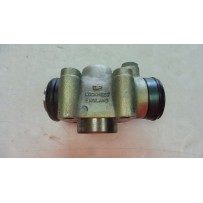 Cylindre de roue droit sur réparation